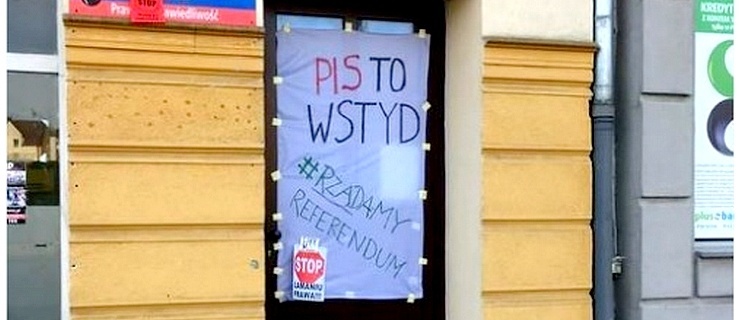 Internauci drwią z elbląskiego KOD-u. Przez baner w biurze polityków PiS