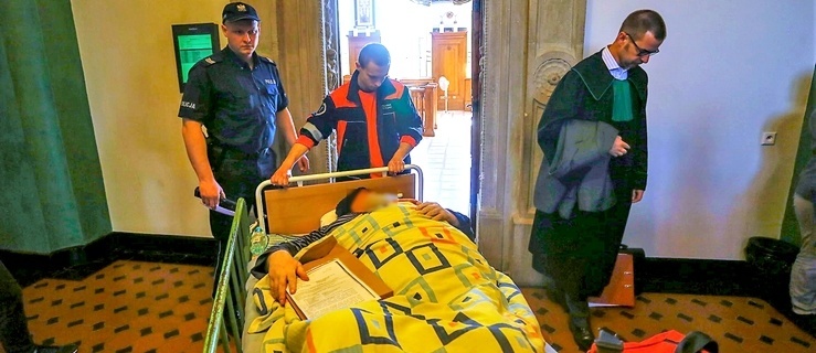 Jan R. na salę sądową został przewieziony przez ratowników medycznych