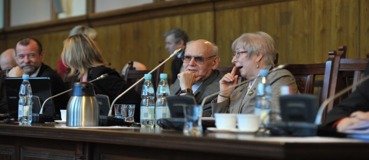Czytelnicy piszą. Pierwsza uchwała obywatelska dotyczyć ma diet radnych (ankieta)