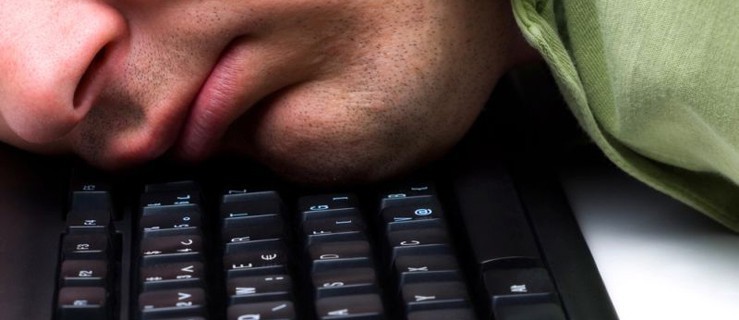 Dziś legalnie możesz uciąć sobie drzemkę w pracy