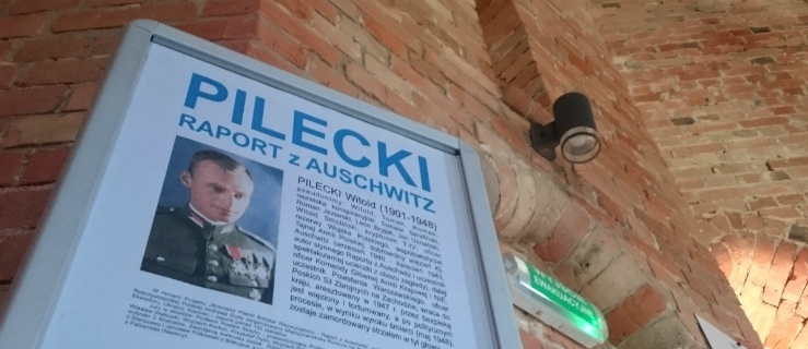 Wystawa plakatów w wieży elbląskiej katedry