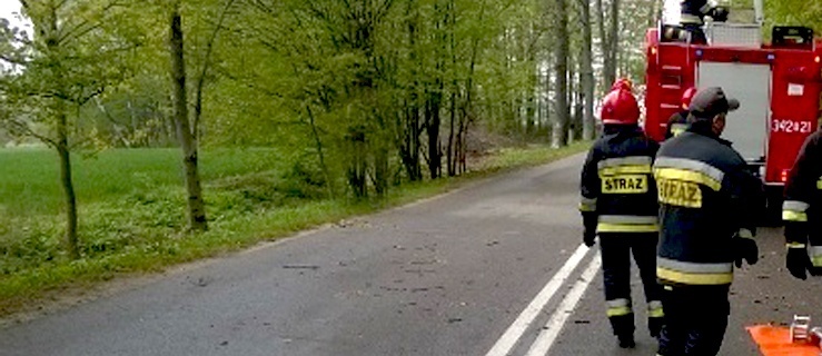 Nie zatrzymał się do kontroli. Pasażer zginął na miejscu, kierowca walczy o życie