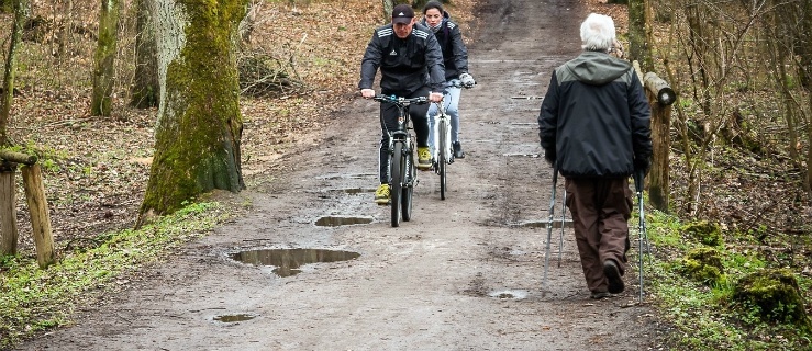 Urzędnicy dyskutują. Ścieżka rowerowa tonie w błocie