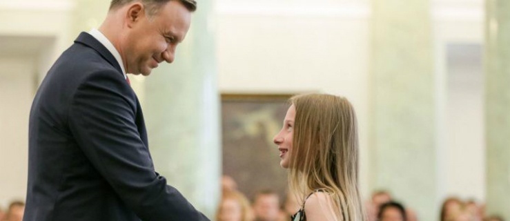 Prezydent RP Andrzej Duda odznaczył Antoninę Martuszewską, 11-letnią uczennicę z Elbląga Medalem za Ofiarność i Odwagę