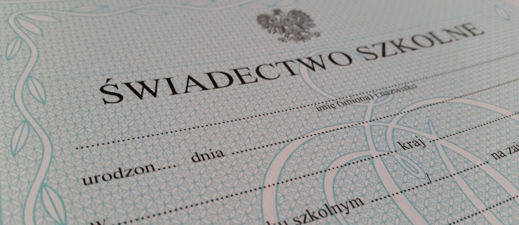 Dyplom dla każdego. Świadectwa szkolne wydawane są przez szkoły nieodpłatnie