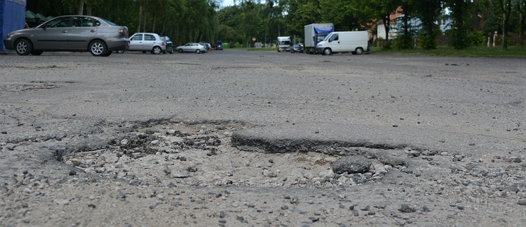 Parking przy cmentarzu na ulicy Agrykola - dziura na dziurze i dziurą pogania (+zdjęcia)