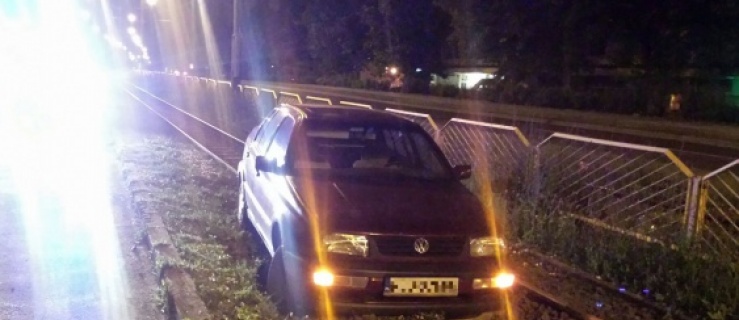 Volkswagen wpadł na tramwajowe tory przy ul. Płk. Dąbka
