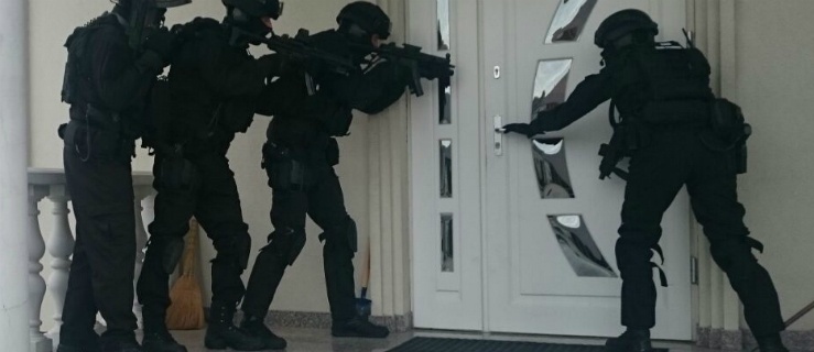 KAS i policja rozbiły grupę przestępczą nielegalnie handlującą paliwami