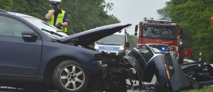 Niemiec wymusił pierszeństwo przejazdu na drodze krajowej 22. Obaj kierowcy w szpitalu (+zdjęcia)