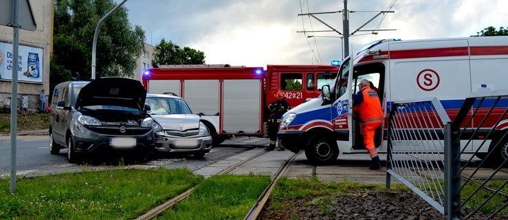 Zderzenie toyoty i fiata na ul. płk. Dąbka. Dwie osoby w szpitalu (+ zdjęcia)