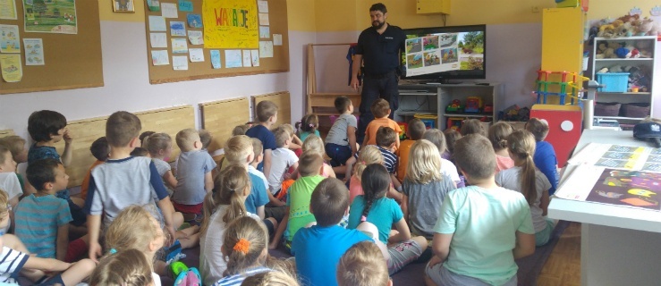 Elbląg. Policjanci z prewencji kryminalnej na wakacyjnych spotkaniach