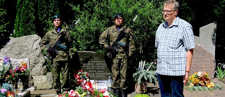 Grób gen. bryg. Bolesława Nieczuja-Ostrowskiego, na pierwszym planie wnuk generała Tomasz Stężała,