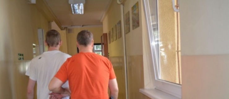 Młodzi elblążanie ciężko pobili mieszkańca Warszawy – złamali mu podstawę czaszki