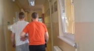 Młodzi elblążanie ciężko pobili mieszkańca Warszawy – złamali mu podstawę czaszki