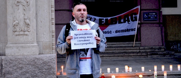 Przewodniczący elbląskiego oddziału Partii Razem Robert Koliński - jeden z organizatorów prostestu,
