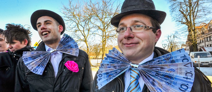 Zimno, ale pięknie... Maturzyści zatańczyli wspólnego poloneza