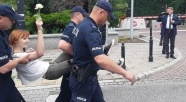Policjanci wynieśli elblążankę sprzed Sejmu