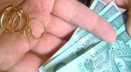 Syn okradł matkę z biżuterii, bo za pieniądze z jej sprzedaży chciał wyjechać za granicę
