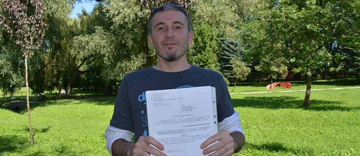 Robert Koliński prezentuje akt oskarżenia prywatnego;