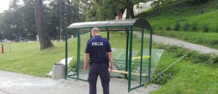 Zatrzymano sprawców zniszczenia wiaty autobusowej