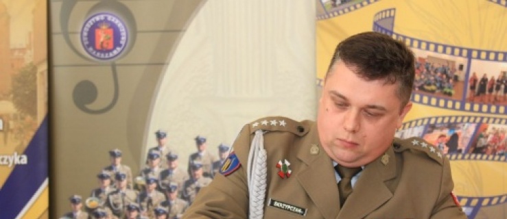 Kpt Maciej Skrzypczak z Elbląga – to pod jego kierownictwem zagrała Orkiestra Reprezentacyjna WP
