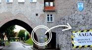 Uwaga na spadające tynki z bramy przy ulicy Pionierskiej