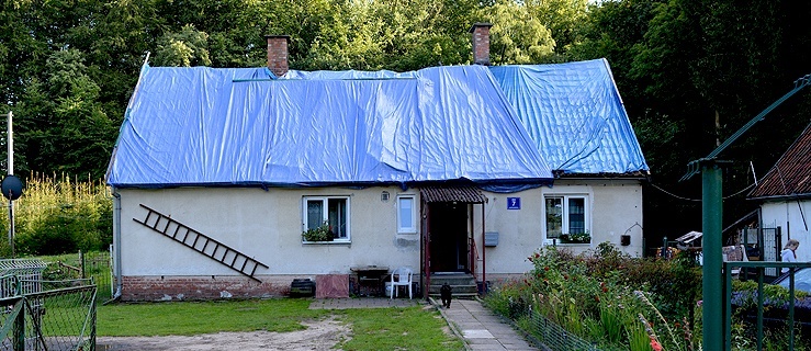 Dom przy ul. Marymonckiej 7 został przez strażaków zabezpieczony plandeką,
