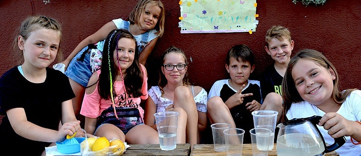 Małe elblążanki sprzedają na ulicy samodzielnie przygotowaną lemoniadę