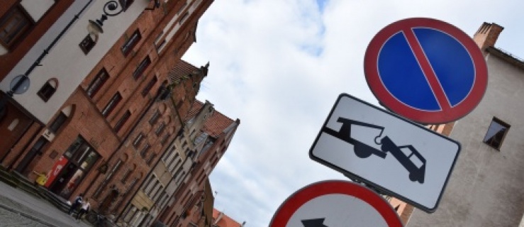 Na elbląskiej starówce parkujesz na własne ryzyko. Policjanci odholowali stamtąd cztery auta
