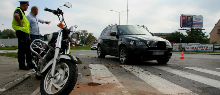 Zderzenie BMW z motocyklem. Kierowca jednośladu w szpitalu (+ zdjęcia)