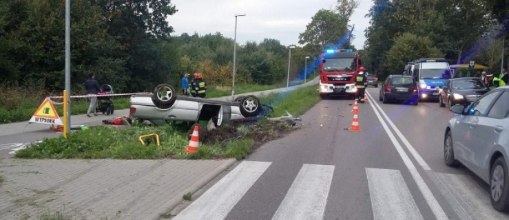 Elbląg: Pijany kierowca uderzył w lampę i dachował. Próbował uciekać pieszo. Zatrzymali go policjanci