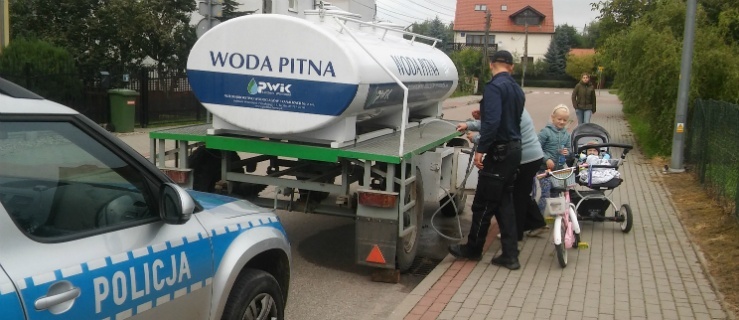 Pasłęk. Woda dla mieszkańców - policjanci informują i pomagają 