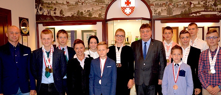 Medaliści sekcji kajakowej Olimpii Elbląg u prezydenta,
