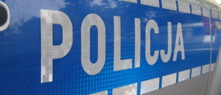 Jeden schował się za łóżkiem, drugi szykował się do wyjazdu. Policjanci zatrzymali dwóch poszukiwanych