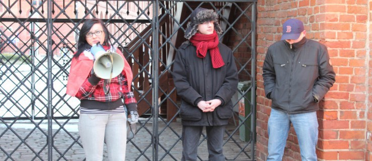 Garstka osób oburzonych na sytuację w kraju i Elblągu (video)