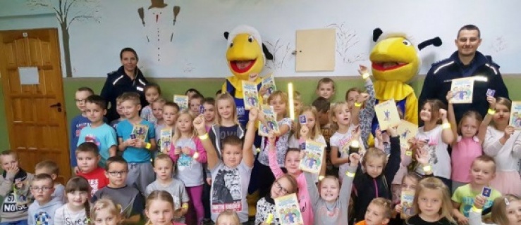 Braniewo: Policjanci rozmawiają z najmłodszymi o odblaskach (+ zdjęcia)