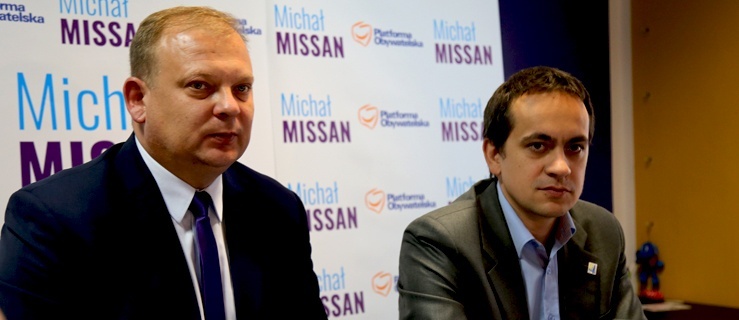 Od lewej: elbląscy radni Michał Missan i Robert Turlej,