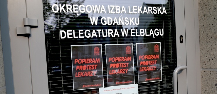 Pikieta protestacyjna elbląskich lekarzy rezydentów (aktualizacja)