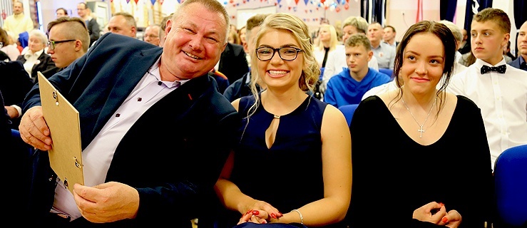 Dyektor MOSiR Elbląg Andrzej Bugajny, Marta Witkowska i Magda Wieliki,