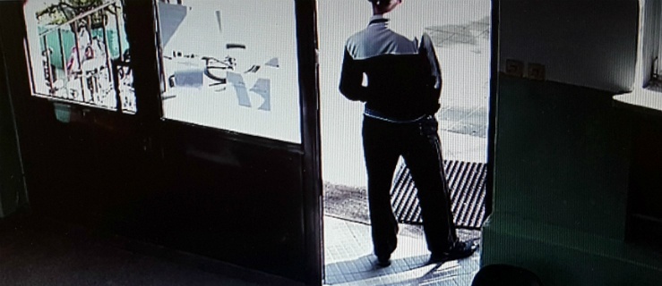 Męzczyzna podejrzany o kradziez roweru w kamerach moniotingu szkoły, 