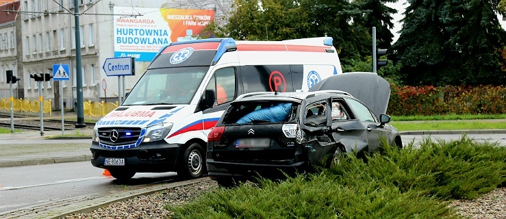 Kolizja samochodu z tramwajem na rondzie Solidarności (+ zdjęcia)