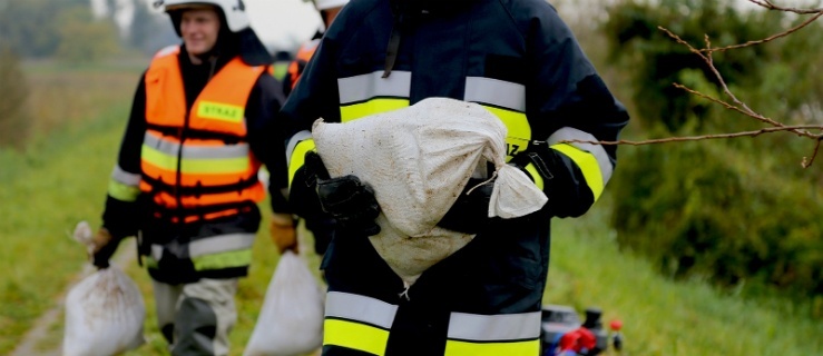 Trwa uszczelnianie wyrwy w wale w Raczkach Elbląskich. Trudna sytuacja również w gminie Markusy