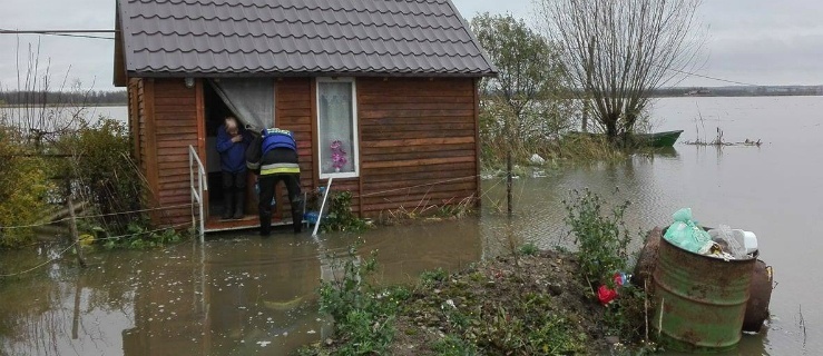 Powiat elbląski. Strażacy z OSP Krzewsk walczą z żywiołem. Podziękowania mieszkańców 