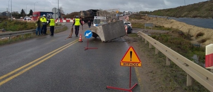 Elblążanin z urazem kręgosłupa przewieziony do szpitala. 6 ton betonu spadło na drogę