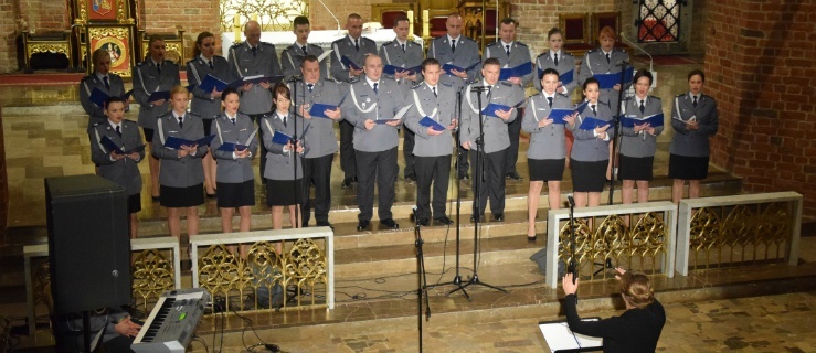 Elbląg. Policjanci zaśpiewali w katedrze