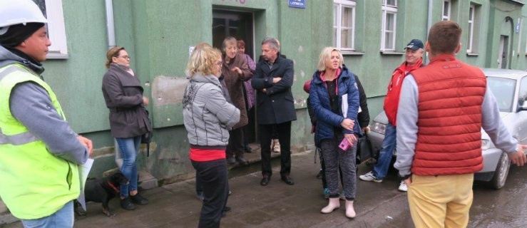 Mieszkańcy Lotniczej narzekają na hałas, pracę ciężkich maszyn i drgania budynków