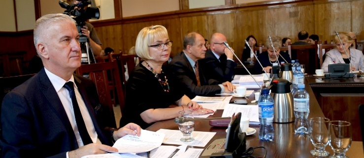 Radna Maria Kosecka zgłosiła wniosek o wycofanie z porządku obrad uchwał dot. zbycia nieruchomości przy ul. Lotniczej 