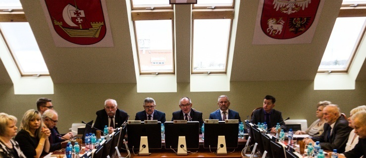 Pani Anna jest właścicielką drogi powiatowej. Po dwóch latach władza coś na to poradzi  