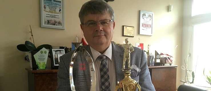 Starosta braniewski Leszek Dziąg ze statuetkami – w prawej ręce za sprawnie przeprowadzone ćwiczenia, w lewej – za pierwsze miejsce starosty w turnieju strzeleckim