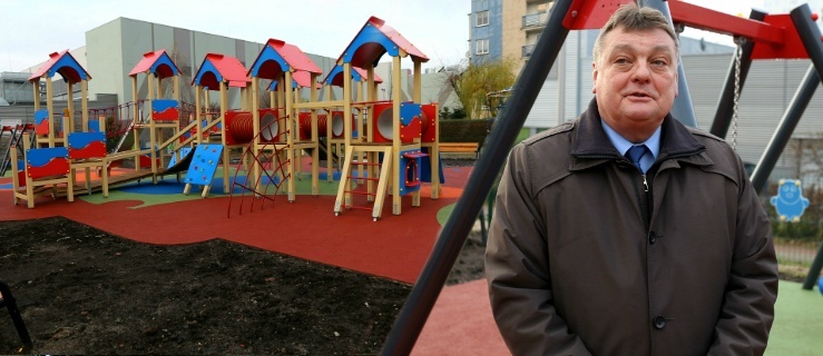 Nowy plac zabaw na osiedlu przy ul. Żyrardowskiej. W uroczystym przekazaniu d użytkowania brał udział prezydent Elbląga Witold Wróblewski 